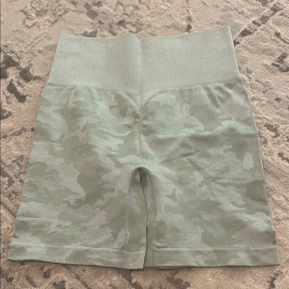 Seamless Green Camo Bike Shorts - Picture 8 of 11